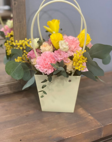 Композиция из акации (мимозы) и нарцисов &mdash; Цветочный король