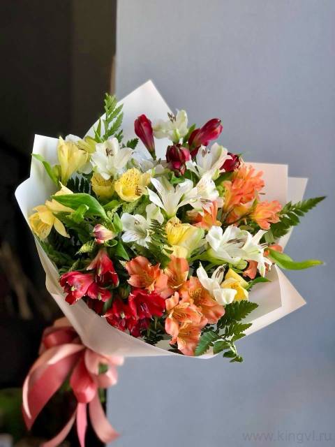 Букет разноцветных альстромерий  