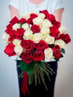 Букет из 31 бело-красной розы 