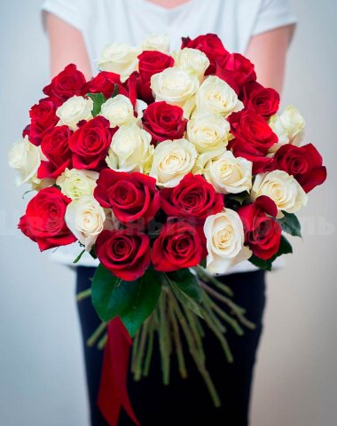 Букет из 31 бело-красной розы 