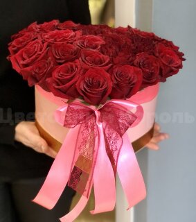 Коробка  с красными розами. Цветы Владивосток
