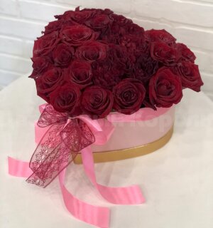 Коробка  с красными розами. Цветы Владивосток