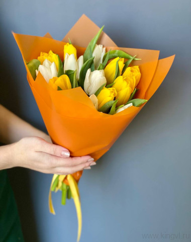 Букет из 15 бело-желтых тюльпанов  &mdash; Цветочный король