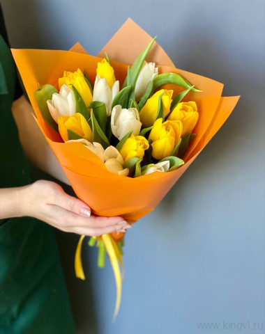 Букет из 15 бело-желтых тюльпанов  &mdash; Цветочный король