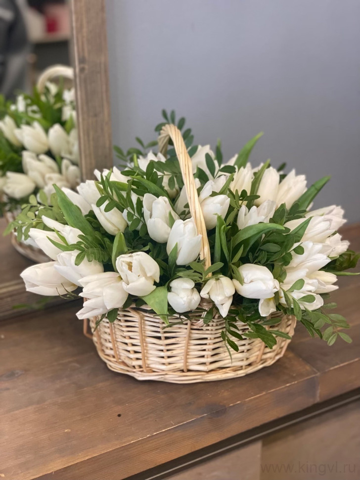 Корзина с тюльпанами. Цветы Владивосток фото 1 &mdash; Цветочный король