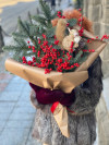 Зимний букет с илексом. Цветы Владивосток фото 2 &mdash; Цветочный король