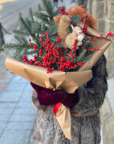Зимний букет с илексом &mdash; Цветочный король