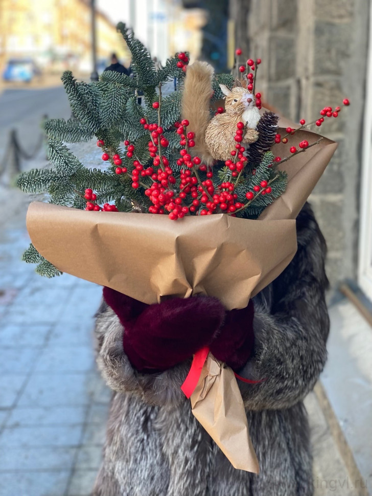 Зимний букет с илексом. Цветы Владивосток фото 1 &mdash; Цветочный король