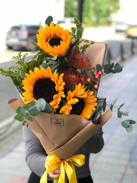 Букет из подсолнухов и нутанов