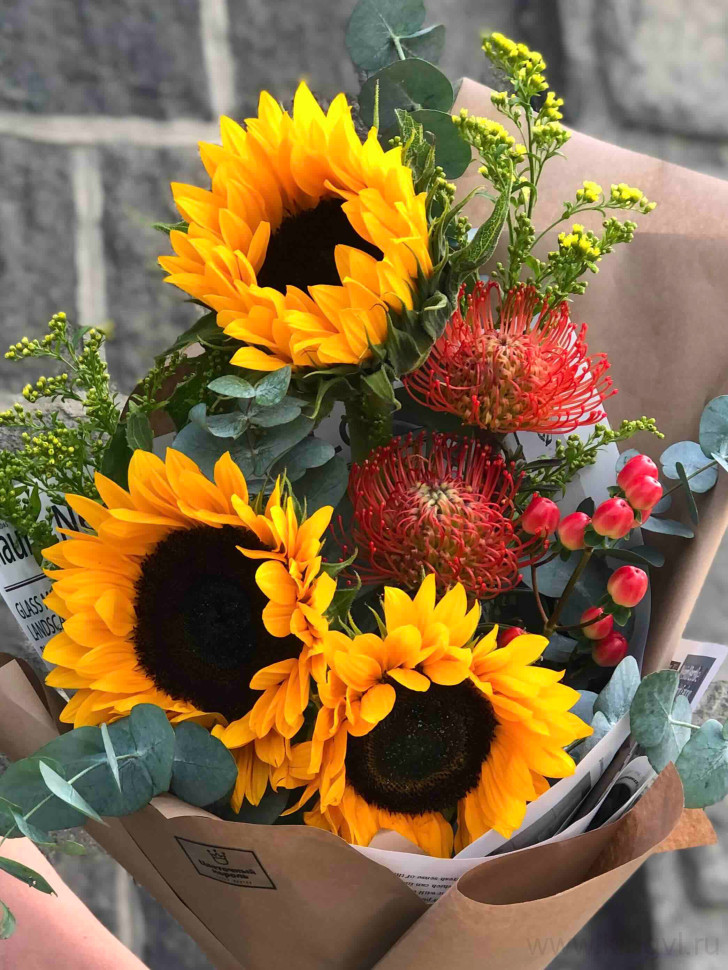 Букет из подсолнухов и нутанов. Цветы Владивосток