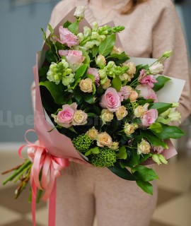 Нежный букет из роз и эустом. Цветы Владивосток