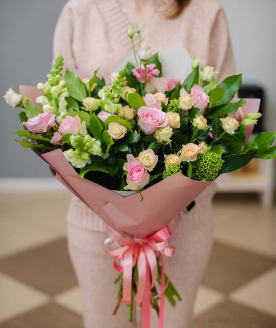 Нежный букет из роз и эустом