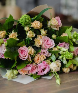 Нежный букет из роз и эустом. Цветы Владивосток