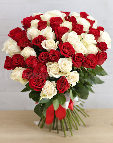 Букет из 51 бело-красной розы