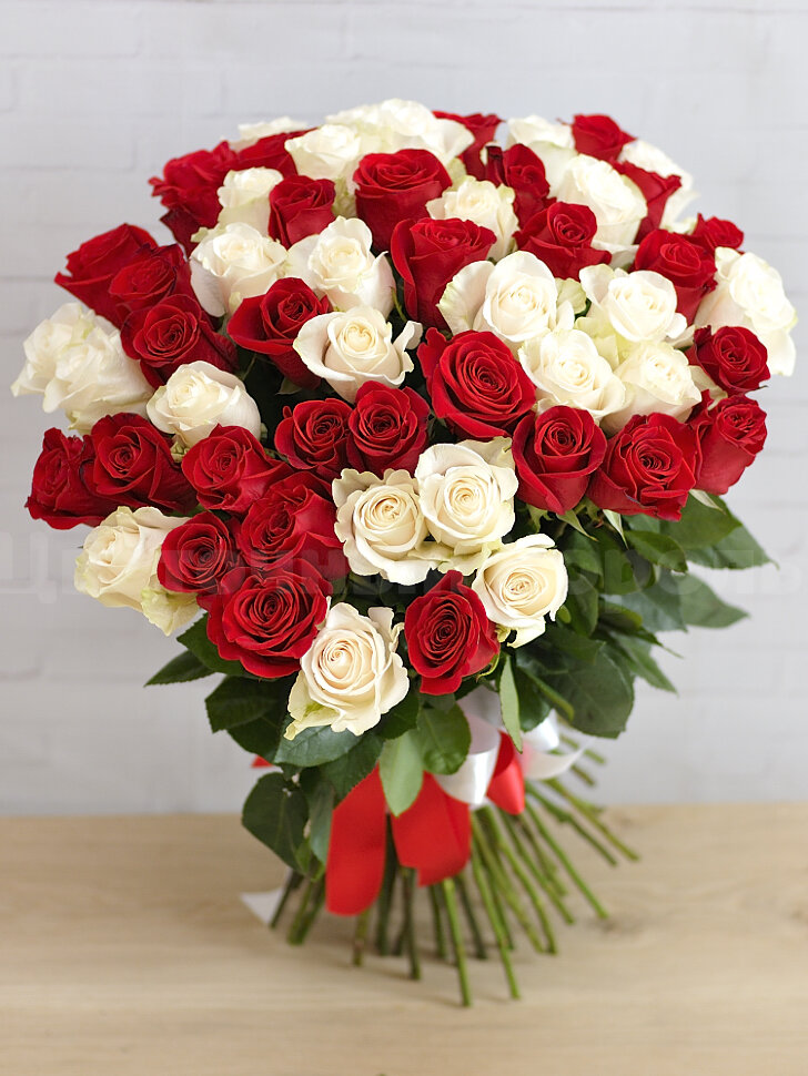 Букет из 51 бело-красной розы. Цветы Владивосток фото 1 — Цветочный король
