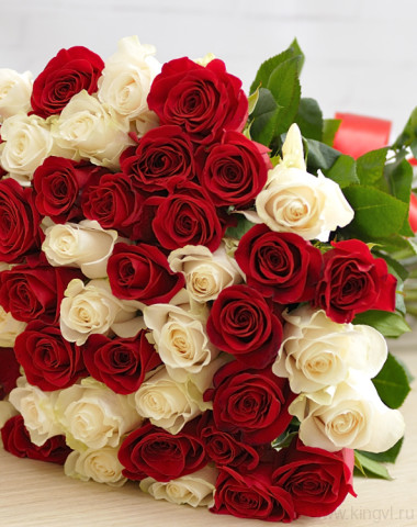 Букет из 51 бело-красной розы — Цветочный король