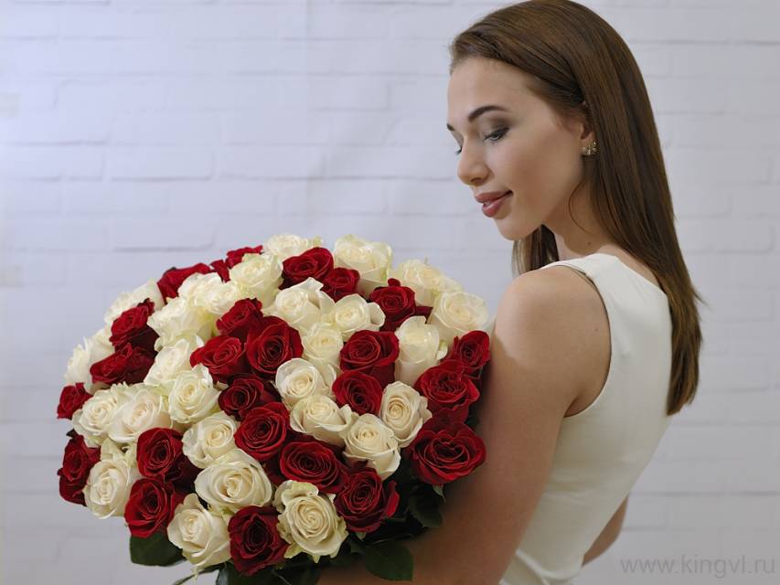 Букет из 51 бело-красной розы