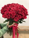 Букет из 57 красной розы . Цветы Владивосток фото 1 — Цветочный король