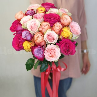 Букет из 25 разноцветных роз . Цветы Владивосток