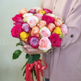 Букет из 25 разноцветных роз . Цветы Владивосток