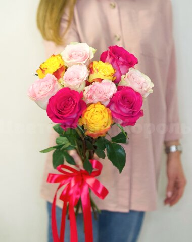 Букет из 11 разноцветных роз  