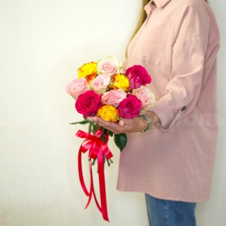 Букет из 11 разноцветных роз  . Цветы Владивосток