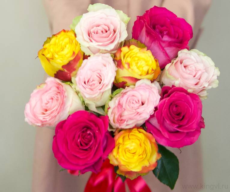 Букет из 11 разноцветных роз  