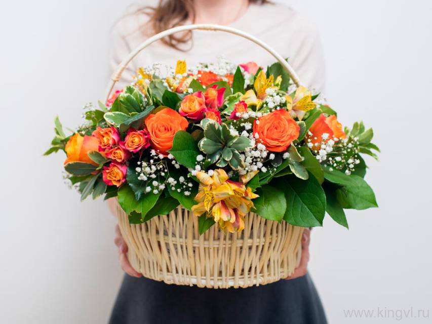 Корзина с розами и альстромериями