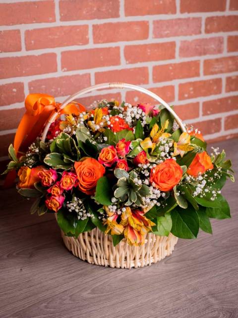 Корзина с розами и альстромериями