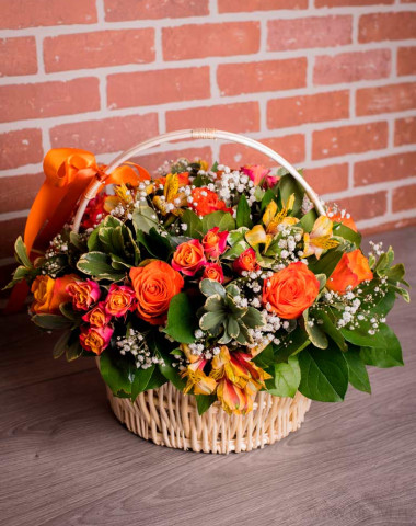 Корзина с розами и альстромериями — Цветочный король