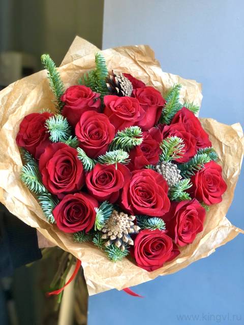 Букет из 15 роз и хвои