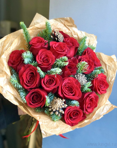 Букет из 15 роз и хвои — Цветочный король