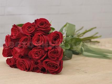 Страсть в букете из 15 роз . Цветы Владивосток