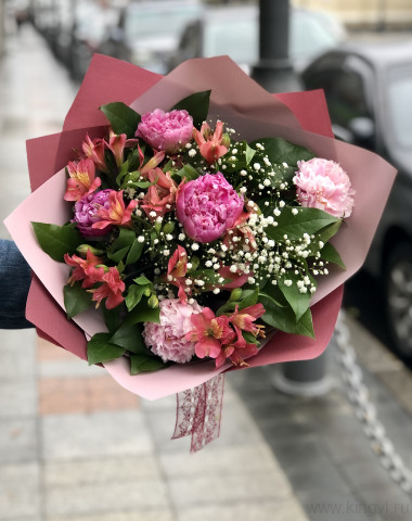 Букет из пионов, альстромерии,гипсофилы — Цветочный король
