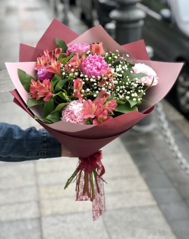 Букет из пионов, альстромерии,гипсофилы — Цветочный король
