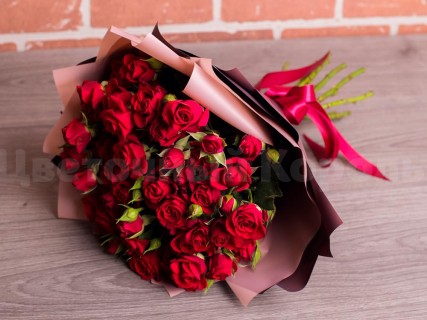 Красные кустовые розы. Цветы Владивосток