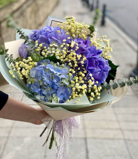 Букет из гортензий, гипсофилы и эвкалипта 