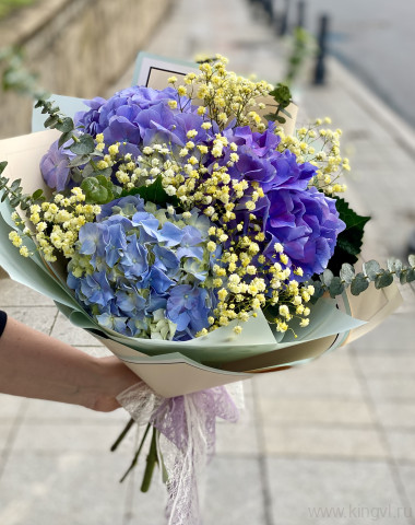 Букет из гортензий, гипсофилы и эвкалипта  — Цветочный король