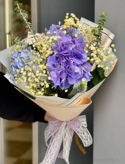 Букет из гортензий, гипсофилы и эвкалипта 