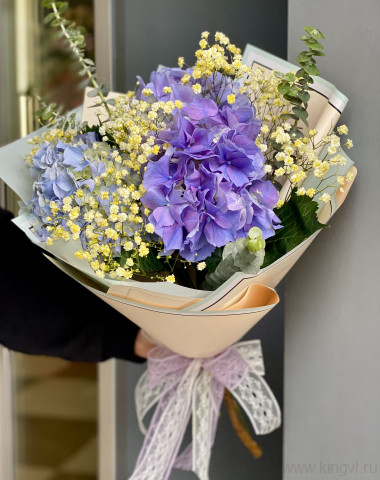 Букет из гортензий, гипсофилы и эвкалипта  — Цветочный король