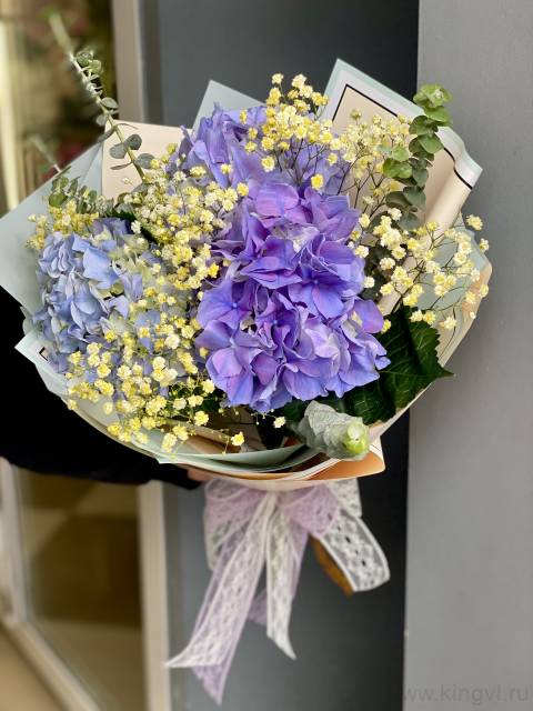 Букет из гортензий, гипсофилы и эвкалипта 